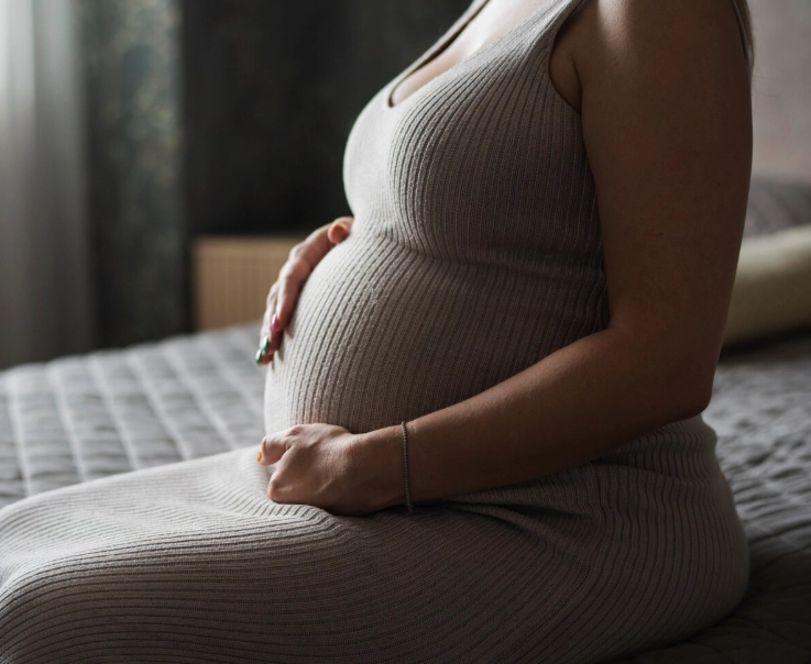 Imagem aproximada em detalhe da barriga de uma pessoa grávida