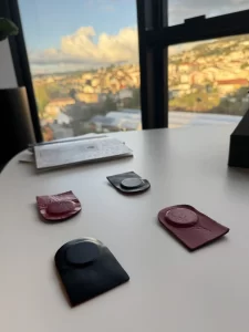 Imagem de vários ímanes organizados numa mesa